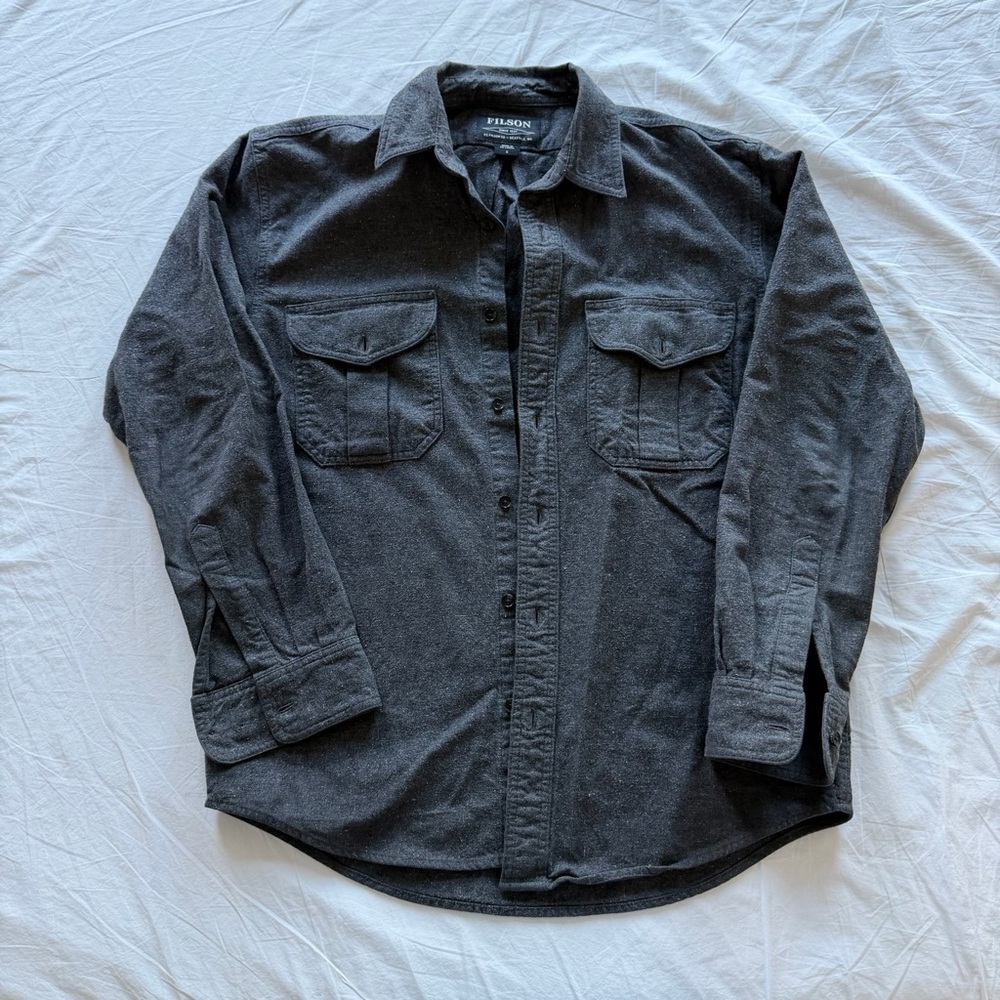 Filson Men’s ALASKAN‎ GUIDE SHIRT in Size S in Dark Heather Grey. 100% cotton. - Picture 4 of 10